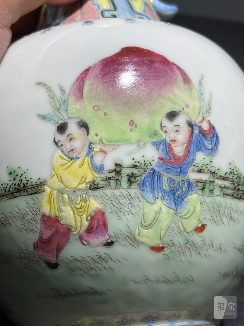 民国 粉彩婴戏纹双耳瓶一对 - 图8